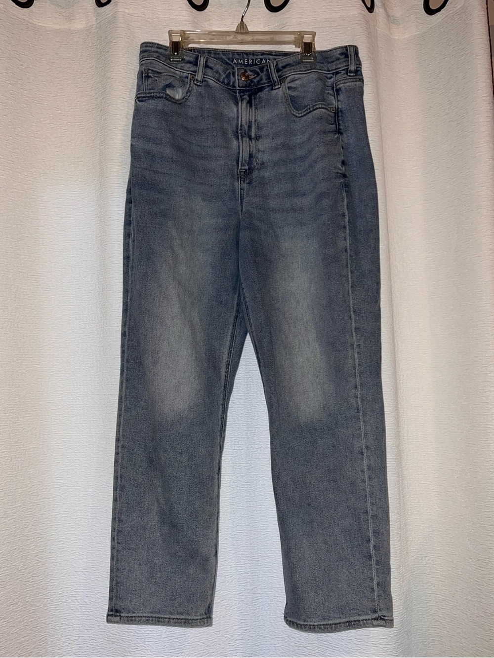 Woman's American Eagle Mom Straight Jeans